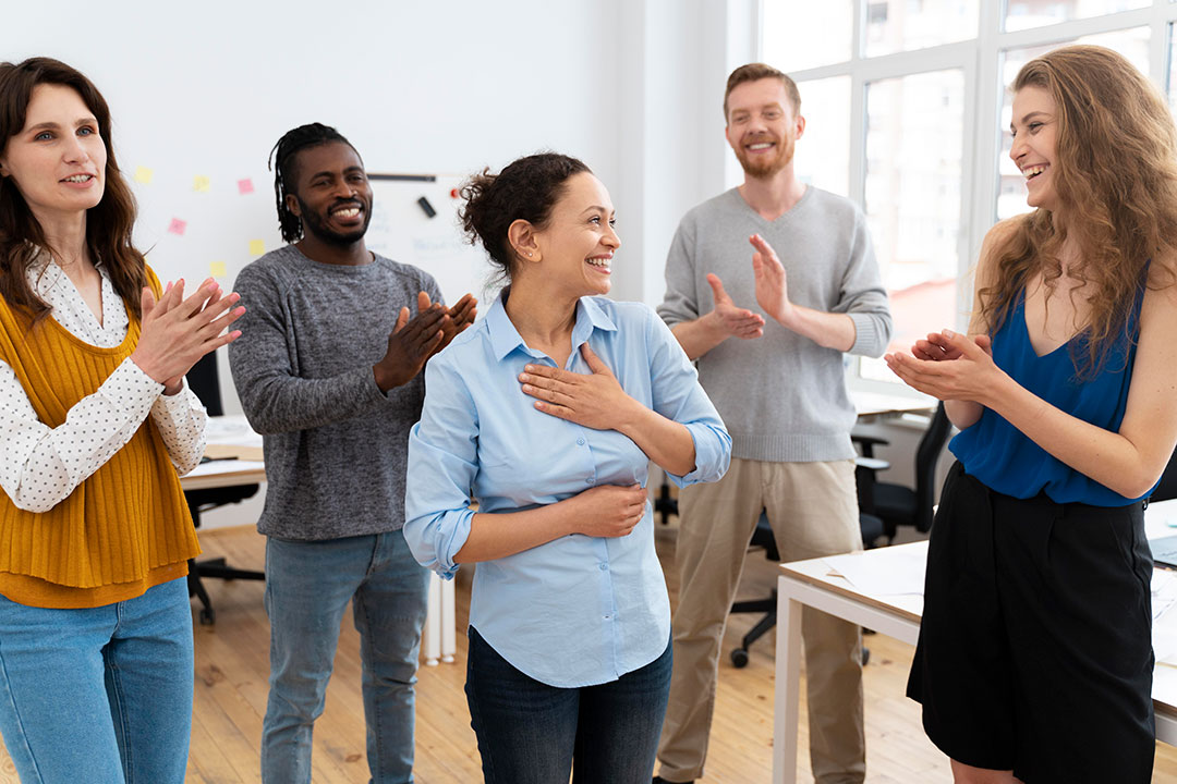 applausi alla collega